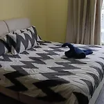 Cozy M Suites Android Box, Pool And City Area